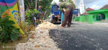 Bersama Masyarakat, Satgas TMMD Bojonegoro Isi Katel Bahu Jalan Aspal